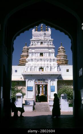 Indien: Eintritt zum alten Rangji-Tempel (Rangji, einer Inkarnation von Lord Vishnu, gewidmet), Pushkar, Rajasthan. Pushkar ist eine der ältesten Städte Indiens. Das Datum seiner eigentlichen Gründung ist nicht bekannt, aber die Legende assoziiert Lord Brahma mit seiner Schöpfung. Nach Angaben des Rajputana Gazetteer wurde Pushkar bis vor etwa 700 Jahren von Chechi Gurjars (Gujjars) festgehalten. Später wurden einige Schreine von Kanphati Jogis besetzt. In einigen Pushkars Tempeln gibt es noch Priester aus der Gujar-Gemeinde. Sie sind als Bhopas bekannt. Der Salbei Parasara soll in Puschkar geboren worden sein. Stockfoto