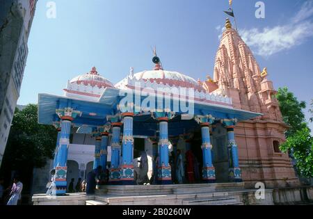 Der Jagatpita Brahma Mandir (brahma Temple) ist der wichtigste Tempel in Puschkar, der Lord Brahma gewidmet ist, einer der heiligen dreifaltigkeit des Hinduismus. Es ist einer der wenigen Hindu-Schreine der Welt, die Lord Brahma gewidmet sind und bleibt der wichtigste. Pushkar ist eine der ältesten Städte Indiens. Das Datum seiner eigentlichen Gründung ist nicht bekannt, aber die Legende verbindet Lord Brahma mit seiner Schöpfung. Laut der Rajputana Gazetteer wurde Pushkar von Chechi Gurjars (Gujjars) bis vor etwa 700 Jahren gehalten. Später Wurden Einige Schreine von Kanphati Jogis besetzt. Es gibt noch einige Priester aus dem Stockfoto