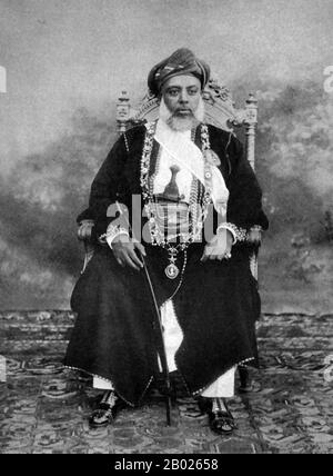 Sayyid Sir Hamoud bin Mohammed Al-Said, GCSI, (* um die 18. Juli 1902 in London) (regierte vom 27. August 1896 - 18. Juli 1902) (arabisch: حمود بن محمد‎) war der britisch kontrollierte omanische Sultan des Protektorats Sansibar, der die Sklaverei auf der Insel geächtet hatte. Hamoud wurde mit Unterstützung des britischen Konsuls Sir Basil Cave nach dem Tod von Hamad bin Thuwaini Sultan. Bevor er in den Palast eindringen konnte, ergriff ein weiterer potenzieller Thronfolger, Khalid bin Barghash, den Palast und erklärte sich zum Sultan. Die Briten reagierten am nächsten Tag, den 26. August 1896, indem sie Khalid und seinem e. Ein Ultimatum stellten Stockfoto