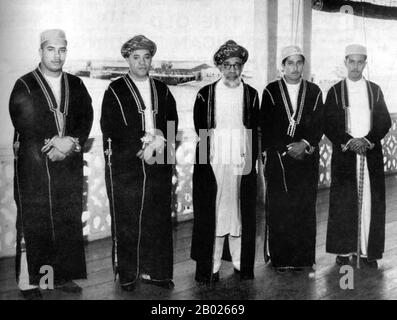 Tansania/Sansibar: Sayyid Sir Khalifa II bin Harub Al-Said (26. August 1879 bis 9. Oktober 1960), Sultan von Sansibar, mit seinem Sohn Sayyid Sir Abdullah bin Khalifa Al-Said (links) und Enkel Sayyyid Sir Jamshid bin Abdullah Al Said (rechts), ca. 1957. Sayyid Sir Khalifa II bin Harub Al-Said, GCB, GCMG, GBE, war der neunte Sultan von Sansibar. Er regierte Sansibar vom 9. Dezember 1911 bis zum 9. Oktober 1960. Sayyid Sir Abdullah bin Khalifa Al-Said, KBE, CMG (12. Februar 1910 bis 1. Juli 1963) war der 10. Sultan von Sansibar. Er regierte Sansibar vom 9. Oktober 1960 bis zum 1. Juli 1963. Stockfoto