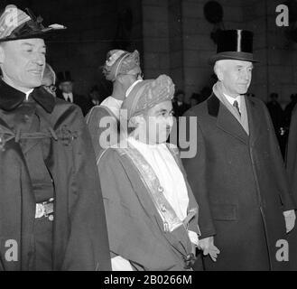 Sultan Sagte, bin Taimur bin Faisal, der 1938 in Washington DC, USA, ankam, um einen Besuch von Edmund Roberts (1832) zurückzuzahlen, der von Präsident Andrew Jackson ernannt wurde, um mit dem Staatssekretär Cordell Hull Verträge mit kleinen Nationen des Orients auszuhandeln. Said bin Taimur (13. August 1910 - 19. Oktober 1972) (arabisch: سعيد بن تيمور‎) war vom 10. Februar 1932 bis zu seinem Sturz am 23. Juli 1970 der Sultan von Maskat und Oman (das später in Oman umbenannte Land). Stockfoto