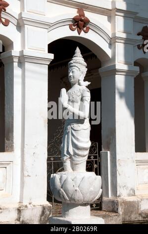 Wat Souvannakhiri (Wat Khili) wurde im 18. Jahrhundert erbaut und ist für seine Glasmosaiken und vergoldeten Tür- und Fensterpaneele bekannt. Luang Prabang war früher die Hauptstadt eines gleichnamigen Königreichs. Bis zur kommunistischen Machtübernahme 1975 war es die königliche Hauptstadt und Regierungssitz des Königreichs Laos. Die Stadt gehört heute zum UNESCO-Weltkulturerbe. Stockfoto