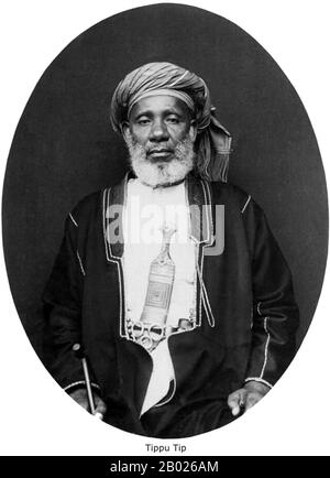 Tippu Tip oder Tib (1837 - 14. Juni 1905), richtiger Name Hamad bin Muḥammad bin Jumah bin Rajab bin Muḥammad bin Sa'īd al-Murghabī, (arabisch: حمد بن محمد بن جمعة بن رجب بن محمد بن سعيد المرجبي‎), war ein Swahili-Sansibari-Händler. Bekannt wurde er von den Einheimischen Ostafrikas als Tippu Tib nach den Klängen, die seine vielen Gewehre machten. Als berüchtigter Sklavenhändler, Plantagenbesitzer und Gouverneur, der für eine Reihe von Sultanen Sansibars arbeitete, leitete er viele Handelsexpeditionen nach Zentralafrika, bei denen es um den Handel mit Sklaven und Elfenbein ging. Er konstruierte profitable Handelsposten, die tief in Cent reichten Stockfoto