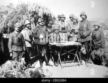 Türkei/Gallipoli-Kampagne: Eine Gruppe von Offizieren des 3. Osmanischen Korps (Ücü Kolordu) in Gallipoli, um 1916. Der Gallipoli-Feldzug, auch bekannt als die Schlacht von Gallipoli oder die Schlacht von Canakkale, fand zwischen dem 25. April 1915 und dem 9. Januar 1916 während des Ersten Weltkriegs auf der Halbinsel Gallipoli im Osmanischen Reich (heute Gelibolu in der heutigen Türkei) statt. Eine gemeinsame britische und französische Operation wurde durchgeführt, um die osmanische Hauptstadt Konstantinopel (Istanbul) zu erobern und eine Seeroute nach Russland zu sichern. Der Versuch scheiterte mit schweren Toten auf beiden Seiten. Stockfoto