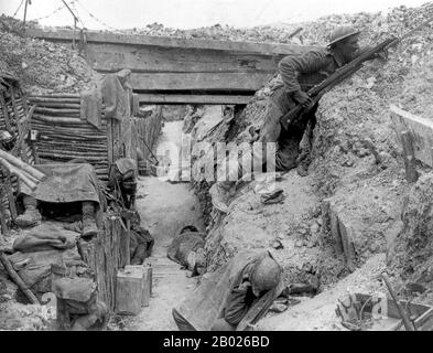 Frankreich/UK: Deutscher Graben in der Nähe der Albert-Bapaume-Straße bei Ovillers-la-Boisselle, besetzt von britischen Soldaten Eines 11. Bataillons, des Cheshire-Regiments während der Schlacht an der Somme im Juli 1916. Die Schlacht an der Somme, auch bekannt als Somme-Offensive, fand von Anfang Juli bis zum 18. November 1916 in Nordfrankreich statt. Sie wurde von den kombinierten Armeen des Britischen Reiches und der Französischen Dritten Republik gegen das Deutsche Reich geführt und war die größte Schlacht der Westfront sowie eine der blutigsten Schlachten der Menschheitsgeschichte. Stockfoto