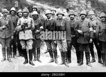 Türkei/Gallipoli-Kampagne: Kämpferische osmanische Offiziere, darunter Mustafa Kemal Atatürk, in Gallipoli, 1915. Der Gallipoli-Feldzug, auch bekannt als die Schlacht von Gallipoli oder die Schlacht von Canakkale, fand zwischen dem 25. April 1915 und dem 9. Januar 1916 während des Ersten Weltkriegs auf der Halbinsel Gallipoli im Osmanischen Reich (heute Gelibolu in der heutigen Türkei) statt. Eine gemeinsame britische und französische Operation wurde durchgeführt, um die osmanische Hauptstadt Konstantinopel (Istanbul) zu erobern und eine Seeroute nach Russland zu sichern. Der Versuch scheiterte mit schweren Toten auf beiden Seiten. Stockfoto