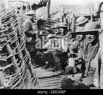 1. Weltkrieg: Amerikanische Soldaten des 167. Infanterieregiments genießen die Mahlzeiten in den Gräben, um 1918. Der erste Weltkrieg war ein globaler Krieg, der von 1914 bis 1918 dauerte und seinen Ursprung in Europa hatte. Zeitgleich als „der Krieg zur Beendigung aller Kriege“ bezeichnet, war er einer der tödlichsten und größten Konflikte der Geschichte, mit geschätzten neun Millionen toten Kombattanten und mindestens sieben Millionen zivilen Todesopfern als direkte Folge des Krieges, um die fast 100 Millionen Todesopfer, die danach durch Krankheitsausbrüche oder daraus resultierende Völkermorde entstanden, auszuschließen. Stockfoto