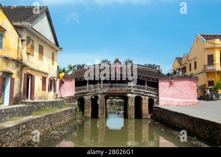 Vietnam: Die Japanische Überdachte Brücke, Hoi An. Die japanische überdachte Brücke ist ein Symbol von Hoi an und seiner reichen Kaufmannsgeschichte. Die Brücke wurde 1593 von der japanischen Handelsgemeinschaft gebaut, um sie mit dem chinesischen Viertel weiter östlich zu verbinden. Die kleine aber historische Stadt Hoi an liegt am Fluss Thu Bon, 30km km (18 Meilen) südlich von Danang. Während der Zeit der Nguyen-Herrscher (1558 - 1777) und sogar unter den ersten Nguyen-Kaisern war Hoi an - damals bekannt als Faifo - ein wichtiger Hafen, der regelmäßig von Europa und dem ganzen Osten aus besucht wurde. Stockfoto