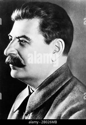 Sowjetunion: Joseph Vissarionowitsch Stalin (10. Dezember 1878 bis 5. März 1953), erster Generalsekretär der Kommunistischen Partei des Zentralkomitees der Sowjetunion (R. 1922–1953), 1942. Joseph Vissarionowitsch Stalin war von 1922 bis zu seinem Tod 1953 erster Generalsekretär der Kommunistischen Partei des Zentralkomitees der Sowjetunion. Während das Amt des Generalsekretärs formell wahlfrei war und zunächst nicht als Spitzenposition im sowjetischen Staat angesehen wurde, gelang es Stalin nach Wladimir Lenins Tod 1924, immer mehr Macht in seinen Händen zu festigen. Stockfoto