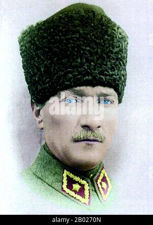 Türkei: Mustafa Kemal Atatürk (1881 - 10. November 1938), 1923. Mustafa Kemal Atatürk war ein osmanischer und türkischer Offizier, revolutionärer Staatsmann, Schriftsteller und erster Präsident der Türkei. Ihm wird zugeschrieben, der Gründer des modernen türkischen Staates zu sein. Atatürk war während des Ersten Weltkriegs Militäroffizier nach der Niederlage des Osmanischen Reiches im Ersten Weltkrieg leitete er die türkische Nationalbewegung im türkischen Unabhängigkeitskrieg. Nachdem er eine provisorische Regierung in Ankara gegründet hatte, besiegte er die Truppen der Alliierten. Seine militärischen Feldzüge erlangten die Unabhängigkeit der Türkei. Stockfoto