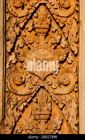 Kambodscha: Detail einer garuda (Gottheit in Form eines Raubvogels), Banteay Srei (Zitadelle der Frauen), Angkor. Banteay Srei (oder Banteay Srey) ist ein kambodschanischer Tempel aus dem 10. Jahrhundert, der dem hinduistischen Gott Shiva geweiht ist und sich nordöstlich der Hauptgruppe der Tempel in Angkor befindet. Banteay Srei ist größtenteils aus rotem Sandstein gebaut, ein Medium, das sich für die aufwendigen dekorativen Wandschnitzereien eignet, die bis heute zu beobachten sind. Banteay Srei wird manchmal als „Juwel der Khmer-Kunst“ bezeichnet. Stockfoto