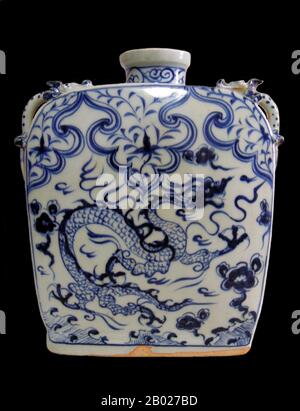 Korea: Koreanischer Wolkendrachen, Joseon-Dynastie, 18.-19. Jahrhundert. Koreanische Drachengläser, auch bekannt als Wolkendrachengläser, sind eine Art zeremonieller Porzellangefäße, die während der Joseon-Dynastie (1392–1910) unter den herrschenden Klassen Koreas populär wurden. Sie sind mit großen Drachen vor einem Hintergrund stilisierter Wolken verziert, die mit Unterglasurpigmenten bemalt sind. Der Drache war nicht nur ein allgemein verheißungsvolles Symbol, sondern repräsentierte auch die Autorität und Wohltätigkeit des Herrschers. Stockfoto