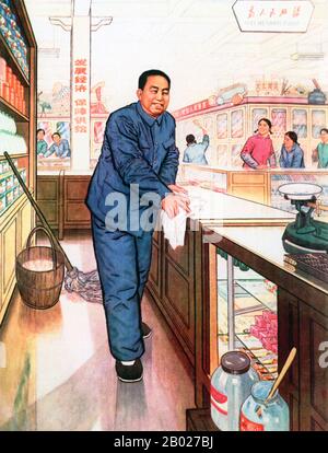 China: Hua Guofeng (16. Februar 1921–20. August 2008), Premierminister der Volksrepublik China (R. 1976–1980), dargestellt als gewöhnlicher Arbeiter in einem Kaufhaus. Propagandaplakat, 1977. SU Zhu, besser bekannt unter dem Namen de guerre Hua Guofeng, war Mao Zedongs Nachfolger als oberster Führer der Kommunistischen Partei Chinas und der Volksrepublik China. Nach Zhou Enlais Tod 1976 wurde er zweiter Premierminister der Volksrepublik China. Monate später starb Mao und Hua folgte Mao als Vorsitzender der Kommunistischen Partei Chinas an. Stockfoto