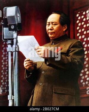 China: Mao Zedong (26. Dezember 1893 - 9. September 1976), trägt sein Markenzeichen „Mao Suit“ und kündigt am 1. Oktober 1949 die Gründung der Volksrepublik China auf dem Platz des Himmlischen Friedens in Peking an. Der moderne chinesische Tunika-Anzug ist ein männlicher Kleidungsstil, der in China als Zhongshan-Anzug (nach Sun Yat-Sen) bekannt ist, im Westen auch als Mao-Anzug (nach Mao Zedong) bekannt ist. Sun Yat-sen führte den Stil kurz nach der Gründung der Republik China als eine Form der nationalen Kleidung ein, allerdings mit einer deutlich politischen und späteren Regierungsimplikation. Stockfoto