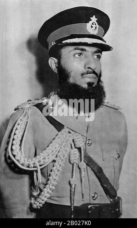 Oman: Offizielles Porträt von Qaboos bin Said Al Said (18. November 1940 bis 10. Januar 2020), Sultan von Oman (R. 1970–2020) als junger Mann, ca. 1960er Jahre Qaboos bin Said Al Said war bis zu seinem Tod 2020 der Sultan von Oman und seinen Abhängigkeiten. Er stieg an die Macht, nachdem er seinen Vater, so bin Taimur, 1970 in einem Palastputsch gestürzt hatte. Er war der Nachfahre der 15. Generation des Gründers der Al BU Sa'id-Dynastie und der dienstälteste Führer im Nahen Osten und der arabischen Welt zum Zeitpunkt seines Todes. Stockfoto