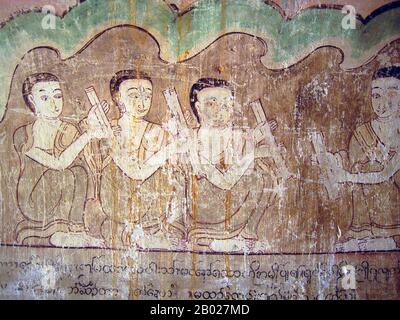 Der Tempel von Gubyaukgyi, in der Nähe des Dorfes Wetkyi, zeigt einen starken indischen Einfluss. Seine Turmspitze ist nicht die übliche Zikada-Form, sondern gerade und verjüngt sich wie die der Maha Bodhi Pagode in Bagan. Der Tempel von Gubyaukgyi wurde 1468 wiederhergestellt. Im Inneren befinden sich die Überreste von Tempera-Wandbildern, darunter ein charmanter Gautama-Buddha während seiner Inkarnation als Einsiedler, der mit seiner Mutter spaziert, sowie ein Fries der 28 Buddhas (24 stammen aus früheren kosmischen Welten, während die letzten vier aus dem gegenwärtigen Weltzyklus stammen. Gautama ist der 28. Buddha). Jeder sitzt unter einem anderen Baum, fo Stockfoto