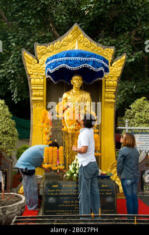 Khru Ba Srivichai (Khru Ba Sriwichai) wurde am 11. Juni 1878 in dem kleinen Dorf Ban Pang, etwa 100 km südlich von Chiang Mai geboren. Er wurde der am meisten verehrten Lanna-buddhistischen Mönch des 20. Jahrhunderts, der zu seinen Lebenszeit für die Wiederherstellung von über 100 Tempeln verantwortlich war. Er ist vielleicht am berühmtesten für den Bau der Straße, die zum berühmten Wat Phrathat Doi Suthep von Chiang Mai führt, einem Budhisten-Tempel mit Blick auf die Stadt. Chiang Mai, manchmal auch als "Chiengmai" oder "Chiangmai" geschrieben, ist die größte und kulturhistorisch bedeutsamste Stadt Nordthailands und die Hauptstadt von Chiang Mai Stockfoto