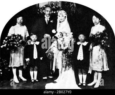China: Soong May-Ling (1898–2003), bei ihrer Heirat mit Chiang Kai-shek, Shanghai, 1. Dezember 1927. Soong May-Ling oder Mei-Ling (Song Meiling), auch bekannt als Madame Chiang Kai-shek, First Lady der Republik China (ROC) und Ehefrau von Präsident Chiang Kai-shek. Sie war Politikerin und Malerin. Als jüngste und letzte Überlebende der drei Soong-Schwestern spielte sie eine prominente Rolle in der Politik der Republik China und war die Schwägerin von Song Qingling, der Ehefrau von Präsident Sun Yat-sen, dem Gründer der Chinesischen Republik (1912). Stockfoto