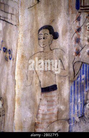 Thailand: Nördliches Kleid aus dem 19. Jahrhundert, dargestellt in einem grauen Wandbild im Wat Ban Tha Kham, Mae Had Valley, nahe Chiang Mai, im Norden Thailands. Das Mae Had Valley liegt im nördlichen Teil des Tals Chiang Mai. Der kleine Mae Had River verläuft durch das Tal. Die Menschen im Mae Had Valley sind überwiegend Khon Muang. Ihr gesamter Lebensstil ist eine Feier der Flachland- und Nassreis-Reisfelder-Kultur. Ihre Haltung ist konservativ, zurückhaltend, in der alten Welt. Stockfoto