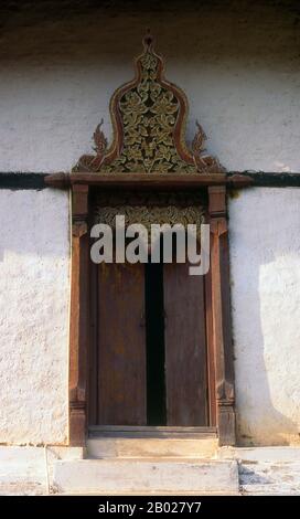 Thailand: Aufwendig dekorierter Seiteneingang zum Wat Don Chiang, Mae Had Valley, in der Nähe von Chiang Mai, Nordthailand. Das Mae Had Valley liegt im nördlichen Teil des Tals Chiang Mai. Der kleine Mae Had River verläuft durch das Tal. Die Menschen im Mae Had Valley sind überwiegend Khon Muang. Ihr gesamter Lebensstil ist eine Feier der Flachland- und Nassreis-Reisfelder-Kultur. Ihre Haltung ist konservativ, zurückhaltend, in der alten Welt. Stockfoto