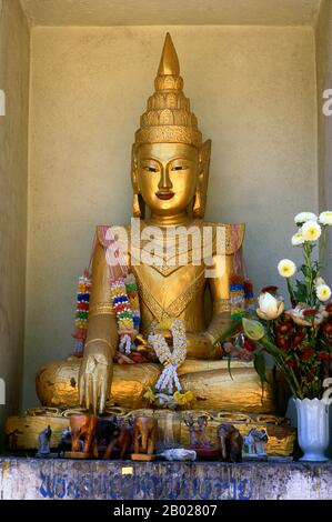 Thailand: Goldenes Buddha-Bild im burmesischen Stil, Wat Rampoeng Tapotharam, Chiang Mai, Nordthailand. 1487 starb König Tilokarat, 9. Der Mangrai-Monarchen, und überließ den Thron seinem Enkel, König Yot Chiang Rai (1487–1495). Laut der Yonok Chronicle wanderte während der Regierungszeit von Yot Chiang Rai ein Mönch durch den Wald zwischen Chiang Mai City und Doi Suthep, als er wundersame Lichtstrahlen vom Boden unter einem großen, alten Baum sah. Als er davon erfuhr, war König Yot Chiang Rai neugierig und machte sich auf den Elefanten zurück, um zu untersuchen. Stockfoto