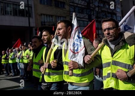 18. Februar 2020, Griechenland, Athen: Mitglieder der von den Kommunisten unterstützten Pame-Gewerkschaft rufen beim vormarsch auf das griechische parlament während einer Kundgebung gegen das neue Versicherungsgesetz Slogans ab. Umfangreiche Streiks haben heute zu erheblichen Störungen in Griechenland geführt. Insbesondere die Küstenschifffahrt und der Nahverkehr brachen völlig zusammen. Foto: SOKRATES Baltagiannis / dpa Stockfoto