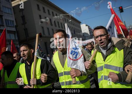 18. Februar 2020, Griechenland, Athen: Mitglieder der von den Kommunisten unterstützten Pame-Gewerkschaft rufen beim vormarsch auf das griechische parlament während einer Kundgebung gegen das neue Versicherungsgesetz Slogans ab. Umfangreiche Streiks haben heute zu erheblichen Störungen in Griechenland geführt. Insbesondere die Küstenschifffahrt und der Nahverkehr brachen völlig zusammen. Foto: SOKRATES Baltagiannis / dpa Stockfoto