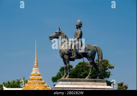 Phra Bat Somdet Phra Poramintharamaha Chulalongkorn Phra Chunla Chom Klao Chao Yu Hua oder Rama V. (20. September 1853 - 23. Oktober 1910) war der fünfte Monarch von Siam unter dem Haus Chakri. Er gilt als einer der größten Könige von Siam. Seine Regierungszeit war geprägt von der Modernisierung Siams, immensen Regierungs- und Sozialreformen sowie Gebietsabtretungen an das britische Empire und Französisch-Indochina. Da Siam vom westlichen Expansionismus bedroht war, gelang es Chulalongkorn durch seine Politik und Taten, Siam vor der Kolonisierung zu retten. Alle seine Reformen waren der Versicherung von Siam gewidmet Stockfoto