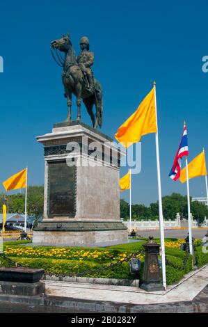 Thailand: König Chulmä korn (Rama V, 1853 - 1910) Reiterstatue, Bangkok. Phra bat Somdet Phra Poramintharamaha Chulalong korn Phra Chunla Chom Klao Chao Yu Hua, oder Rama V war der fünfte Monarch von Siam unter dem Haus von Chakri. Er gilt als einer der größten Könige von Siam. Seine Herrschaft war geprägt durch die Modernisierung von Siam, immense Regierungs- und Sozialreformen und territoriale Zessionen an das britische Reich und die französische Indochina. Als Siam vom westlichen Expansionismus bedroht wurde, gelang es Chulalong korn durch seine Politik und seine Handlungen Siam vor der Kolonisierung zu bewahren. Stockfoto