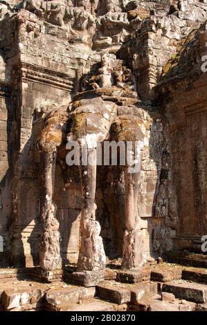 Kambodscha: Der Hindugott Indra reitet auf dem dreiköpfigen Elefanten Erawan, Victory Gate, Angkor Thom, Angkor. Das Siegtor von Angkor Thom. Angkor Thom (große Stadt) wurde im 12. Jahrhundert von König Jayavarman VII. Gegründet. Angkor Thom liegt eine Meile nördlich von Angkor Wat. Es wurde Ende des 12. Jahrhunderts von König Jayavarman VII. Erbaut und umfasst eine Fläche von 9 km², in der sich mehrere Denkmäler aus früheren Epochen sowie jene befinden, die Jayavarman und seine Nachfolger errichtet haben. Im Zentrum der Stadt befindet sich Jayavarmans Staatstempel, der Bayon. Stockfoto