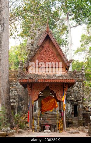 TEP Pranam ist ein spätantiker (16. Jahrhundert) buddhistischer Zufluchtsort, der vermutlich ursprünglich der Mahayana-Schule gewidmet war, aber jetzt aktiv als Ort der Theravada-Anbetung genutzt wird, mit einem großen Buddha-Bild aus Sandstein im sitzenden "Aufruf der Erde zum Zeugen" von Mudra (Körperhaltung). Angkor Thom liegt 1,5 km nördlich von Angkor Wat. Es wurde im späten 12. Jahrhundert von König Jayavarman VII. Erbaut und erstreckt sich über eine Fläche von 9 km², innerhalb derer sich mehrere Denkmäler aus früheren Epochen sowie solche befinden, die von Jayavarman und seinen Nachfolgern eingerichtet wurden. Im Zentrum der Stadt steht Jayavarmans Staatstempel Th Stockfoto