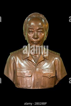 Vietnam: General Vo Nguyen Giap (25. August 1911 bis 4. Oktober 2013), Victor of Dien Bien Phu (1954), Armeemuseum, Hanoi. Vo Nguyen Giap (Vietnamesisch Võ Nguyên Giáp) war ein vietnamesischer Offizier in der Vietnamesischen Volksarmee und Politiker. Er war Hauptkommandeur in zwei Kriegen: Dem Ersten Indochina-Krieg (1946–1954) und dem Zweiten Indochina-Krieg (1960–1975). Er nahm an folgenden historisch bedeutsamen Schlachten Teil: Lạng Sơn (1950), Hòa Bình (1951–1952), Điện Biên Phủ (1954), Tết (1968) und Nguyên Huế (1972). Stockfoto