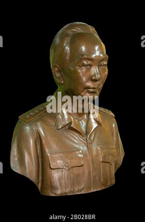 Vietnam: General Vo Nguyen Giap (25. August 1911 bis 4. Oktober 2013), Victor of Dien Bien Phu (1954), Armeemuseum, Hanoi. Vo Nguyen Giap (Vietnamesisch Võ Nguyên Giáp) war ein vietnamesischer Offizier in der Vietnamesischen Volksarmee und Politiker. Er war Hauptkommandeur in zwei Kriegen: Dem Ersten Indochina-Krieg (1946–1954) und dem Zweiten Indochina-Krieg (1960–1975). Er nahm an folgenden historisch bedeutsamen Schlachten Teil: Lạng Sơn (1950), Hòa Bình (1951–1952), Điện Biên Phủ (1954), Tết (1968) und Nguyên Huế (1972). Stockfoto