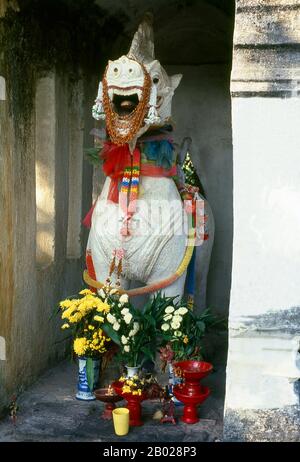Das Khuang Singh Monument oder Lion Terrace Monument wurde von Chao (Prinz) Kawila im späten 18. Und frühen 19. Jahrhundert erbaut. König Mengrai gründete 1296 die Stadt Chiang Mai (was 'neue Stadt' bedeutet) und trat die Nachfolge von Chiang Rai als Hauptstadt des Königreichs Lanna an. Chiang Mai manchmal als "Chiengmai" oder "Chiangmai" geschrieben, ist die größte und kulturhistorisch bedeutsamste Stadt Nordthailands. Stockfoto