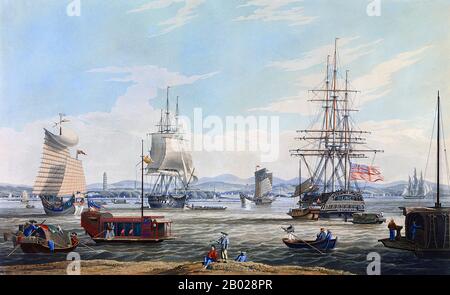China: 'Blick von Dane's Island auf Ostindianer, Sampane und Junks am Whampoa Ankerplatz im Pearl River in Canton'. Ölgemälde auf Leinwand von W.J. Huggins (1781-1845), um 1835. Huangpu, früher als Whampoa transkribiert, ist einer der zehn Distrikte in Guangzhou, Provinz Guangdong, Volksrepublik China. Huangpu war im 18. Jahrhundert das Hafengebiet und die Uferpromenade vieler europäischer Frachtschiffe, die mit China verkehrten, wie zum Beispiel jene, die mit dem Seefellhandel und dem Old China Trade in Verbindung standen. Während des ersten Opiumkrieges wurde die Schlacht von Whampoa zwischen den Briten und Chinesen ausgetragen. Stockfoto