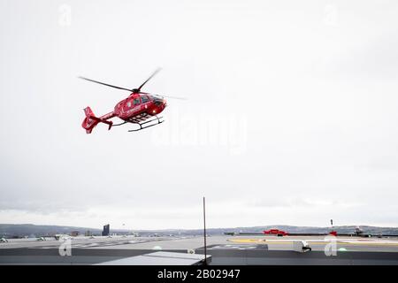 Ein Luftkrankenwagen des Northern Ireland Helicopter Emergency Medical Service (HEMS) hebt vom Hubschrauberlandeplatz im Royal Victoria Hospital in West Belfast ab, nachdem am Dienstag die erste Testlandung eines Luftambulanten erfolgte. Stockfoto