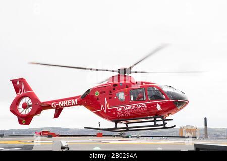 Ein Luftkrankenwagen des Northern Ireland Helicopter Emergency Medical Service (HEMS) hebt vom Hubschrauberlandeplatz im Royal Victoria Hospital in West Belfast ab, nachdem am Dienstag die erste Testlandung eines Luftambulanten erfolgte. Stockfoto