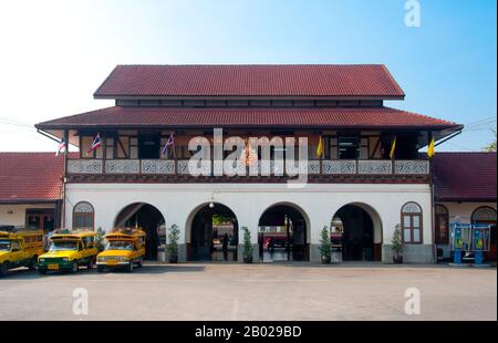 Thailand: Lampang Railway Station, Lampang, Provinz Lampang, Nordthailand. Der Bahnhof Nakhon Lampang wurde am 1. April 1916 während der Regierungszeit von König Vajiravudh (Rama VI) eröffnet. Ursprünglich endete hier die nördliche Bahnstrecke von Bangkok. 1921 war der Khun Tan Tunnel nördlich von Lampang ausgegraben worden und die Eisenbahnstrecke wurde durch die Berge bis Chiang Mai verlängert. Lampang wurde ursprünglich während der Dvaravati-Zeit des 7. Jahrhunderts gegründet. Aus dieser frühen Zeit ist nichts mehr übrig, aber die Stadt ist reich an Tempeln, von denen viele einen ausgeprägten burmesischen Geschmack haben. Stockfoto