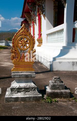 Bai Sema (Thai: ใบเสมา) sind die Grenzsteine, die den heiligen Bereich für einen phra ubosot (ordination Hall) innerhalb eines thailändischen buddhistischen Tempels bezeichnen. Die Stadt Phrae wurde im 12. Jahrhundert neben dem Fluss Yom erbaut und war Teil des Mon Königreichs Haripunchai. 1443 nahm König Tilokaraj vom benachbarten Königreich Lanna die Stadt gefangen. Stockfoto