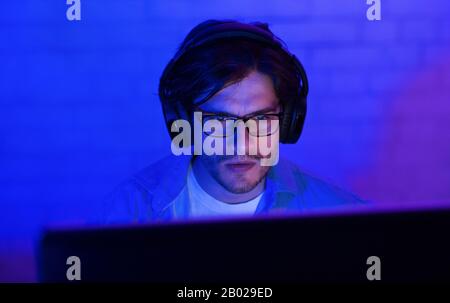 Entwickler In Brillen, Die Nachts An Desktop-PC Indoor Arbeiten Stockfoto