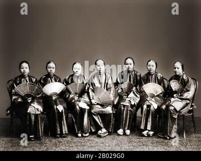 China: Ein Studio-Foto von sieben chinesischen Frauen, die mit Fans posieren, Kanton (Guangzhou). Foto von Lai Afong (1839-1890), ca. 1880. Die Frauen tragen keine Manchu-Mode und auch Han-Chinesen. Sie könnten Entertainer aus der südlichen Provinz Guangdong sein. Lai Afong war ein bekannter und angesehener chinesischer Fotograf, der von seinen europäischen Zeitgenossen als professioneller Fotograf anerkannt wurde. Er knüpfte Kontakte zu vielen Ausländern, um sicherzustellen, dass seine Arbeit in ganz Europa und im Ausland gesehen wurde. In Hongkong Betrieb er von 1859 bis 1900 eines der am längsten funktionierenden Fotostudios der Kolonie. Stockfoto