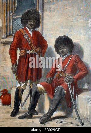 Afghanistan: Herati-Soldaten in Uniform während der afghanischen Revolte. Lithographie, 1879. Herāt liegt in einer fruchtbaren Gegend und stammt aus der Avestan-Zeit und war traditionell für seinen Wein bekannt. Die Stadt hat eine Reihe historischer Stätten, darunter die Herat-Zitadelle und den Mosallah-Komplex. Im Mittelalter wurde Herāt zu einer der wichtigsten Städte Khorasans, wie sie als Perle von Khorasan bekannt war. 1717 wurde die Stadt von den Paschtunen eingenommen und blieb unter der Kontrolle der Paschtunen, bis die Hotaki-Dynastie 1736 von den Afshariden besiegt wurde. Stockfoto