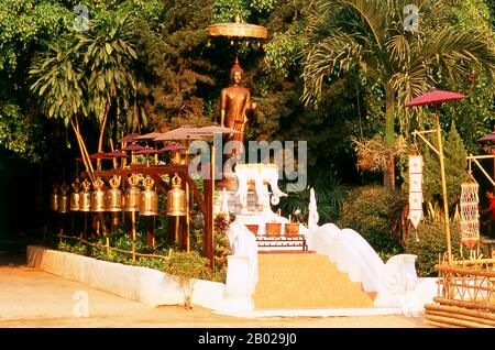 Wat Phan Tao, 1391 gegründet, bildet eine Art Anhang zu dem viel größeren Wat Chedi Luang, der neben der Tür und unmittelbar im Süden liegt. Wat Phan Tao bedeutet "Tempel der Tausend Öfen" oder "Tempel der Tausend Brennöfen", und es wird angenommen, dass das Gelände einst der Standort einer Gießerei war und Bronzebilder des Buddha für den nahe gelegenen Wat Chedi Luang goss. Der Holzviharn ist eines der wenigen erhaltenen Ganzholztempelgebäude in Chiang Mai. In früheren Zeiten war es eine säkulare Struktur ohne religiöse Bedeutung, das ho kham oder der "vergoldete Saal" von Chao Mahawong, dem 5. Der Chao Chet Ton Monarchen, Stockfoto