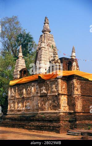 Der buddhistische Tempel des Wat Chet Yot (Jet Yod) wurde 1455 u. z. von König Tilocarat im Stil des Mahabodhi-Tempels in Bodh Gaya, Indien, erbaut. Bodh Gaya war der Ort, an dem Siddhartha Gautama, der Buddha, Erleuchtung erlangte. Chiang Mai, manchmal auch als "Chiengmai" oder "Chiangmai" geschrieben, ist die größte und kulturhistorisch bedeutsamste Stadt Nordthailands und die Hauptstadt der Provinz Chiang Mai. Sie liegt 700 km nördlich von Bangkok und gehört zu den höchsten Bergen des Landes. Die Stadt liegt am Fluss Ping, einem wichtigen Zufluss des Chao-Phraya-Flusses. König Mengrai gründete den Cit Stockfoto