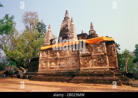 Der buddhistische Tempel des Wat Chet Yot (Jet Yod) wurde 1455 u. z. von König Tilocarat im Stil des Mahabodhi-Tempels in Bodh Gaya, Indien, erbaut. Bodh Gaya war der Ort, an dem Siddhartha Gautama, der Buddha, Erleuchtung erlangte. Chiang Mai, manchmal auch als "Chiengmai" oder "Chiangmai" geschrieben, ist die größte und kulturhistorisch bedeutsamste Stadt Nordthailands und die Hauptstadt der Provinz Chiang Mai. Sie liegt 700 km nördlich von Bangkok und gehört zu den höchsten Bergen des Landes. Die Stadt liegt am Fluss Ping, einem wichtigen Zufluss des Chao-Phraya-Flusses. König Mengrai gründete den Cit Stockfoto