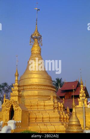 Thailand: Chedi, Wat Jong Sung (Uthayarom), Mae Sariang, Provinz Mae Hong Son. Mae Sariang ist eine kleine Stadt und ein Stadtteil (Amphoe) am Yuam River in der Provinz Mae Hong Son im Norden Thailands an der Grenze zu Myanmar. Die Gebiete um Mae Sariang sind bergig und bewaldet. Die Stadt hat viele Verbindungen zu Birma, wie seine Architektur und eine große Bevölkerung birmanischer Muslime. Einst eine der abgelegensten Provinzen Thailands, ist Mae Hong Son nun sowohl mit dem Flugzeug von Chiang Mai als auch mit einer wunderbaren Rundfahrt durch Mae Sariang und zurück über Pai und Soppong - oder umgekehrt - leicht erreichbar. Stockfoto