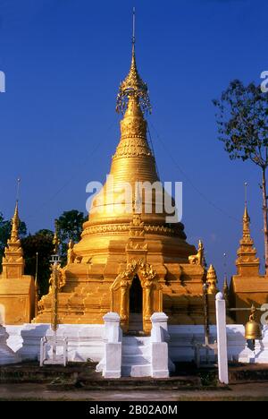Thailand: Chedi, Wat Jong Sung (Uthayarom), Mae Sariang, Provinz Mae Hong Son. Mae Sariang ist eine kleine Stadt und ein Stadtteil (Amphoe) am Yuam River in der Provinz Mae Hong Son im Norden Thailands an der Grenze zu Myanmar. Die Gebiete um Mae Sariang sind bergig und bewaldet. Die Stadt hat viele Verbindungen zu Birma, wie seine Architektur und eine große Bevölkerung birmanischer Muslime. Einst eine der abgelegensten Provinzen Thailands, ist Mae Hong Son nun sowohl mit dem Flugzeug von Chiang Mai als auch mit einer wunderbaren Rundfahrt durch Mae Sariang und zurück über Pai und Soppong - oder umgekehrt - leicht erreichbar. Stockfoto