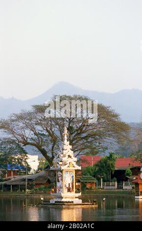 Einst eine der entlegensten Provinzen Thailands, ist Mae Hong Son nun leicht von Chiang Mai aus auf dem Luftweg erreichbar, sowie über eine wunderbare Schleife durch Mae Sariang und zurück über Pai und Soppong- oder umgekehrt. Allein isoliert ist Mae Hong Son noch nicht sehr entwickelt. Die Einwohner Thailands sind möglicherweise Bürger, die meisten sind Shan, Karen, Yunnanese Chinese oder Hill Tribes. Die Tempel sind birmanisch und das Tempo des Lebens erstaunlich ruhig. Stockfoto