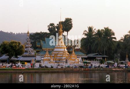 Der Wat Chong Kham wurde im Jahre 1827 von Phaya Singhanataraj, dem Shan-Herrscher von Mae Hong Son, gegründet und enthält ein 5 Meter langes Buddha-Bild, das als Luang Pho To bekannt ist. Wat Chong Klang, erbaut in den 1860-Jahren, ist ein Shan birmanischer Tempel mit Blick auf den Chong Kham Lake. Der Tempel enthält fast 200 Glasgemälde, die einzelne Episoden in den buddhistischen Jataka-Geschichten illustrieren (Geschichten aus dem Leben der verschiedenen Buddhas). Einst eine der entlegensten Provinzen Thailands, ist Mae Hong Son nun leicht von Chiang Mai aus auf dem Luftweg erreichbar, sowie über eine wunderbare Schleife durch Mae Sariang und zurück über Pai und Soppong- oder umgekehrt. Stockfoto