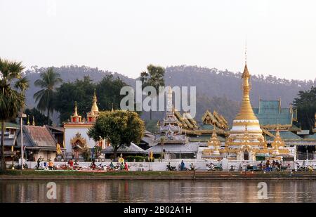 Der Wat Chong Kham wurde im Jahre 1827 von Phaya Singhanataraj, dem Shan-Herrscher von Mae Hong Son, gegründet und enthält ein 5 Meter langes Buddha-Bild, das als Luang Pho To bekannt ist. Wat Chong Klang, erbaut in den 1860-Jahren, ist ein Shan birmanischer Tempel mit Blick auf den Chong Kham Lake. Der Tempel enthält fast 200 Glasgemälde, die einzelne Episoden in den buddhistischen Jataka-Geschichten illustrieren (Geschichten aus dem Leben der verschiedenen Buddhas). Einst eine der entlegensten Provinzen Thailands, ist Mae Hong Son nun leicht von Chiang Mai aus auf dem Luftweg erreichbar, sowie über eine wunderbare Schleife durch Mae Sariang und zurück über Pai und Soppong- oder umgekehrt. Stockfoto